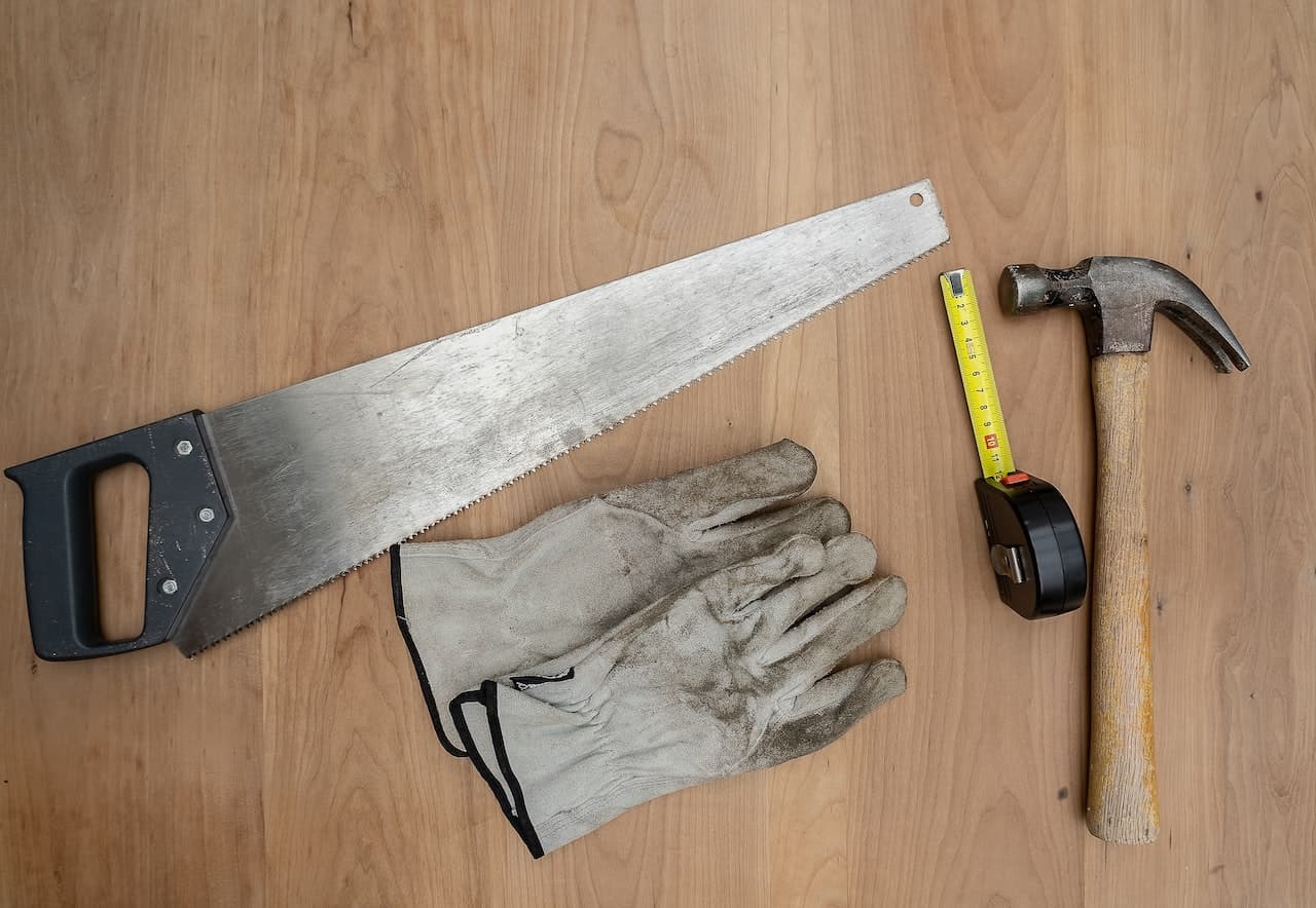 Comment couper du bois avec une scie manuelle : Le guide de pro!